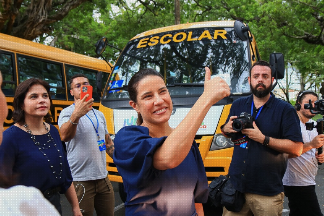A Entrega de Ônibus Escolares em Pernambuco: A Realidade por Trás das Fotos